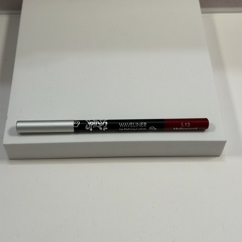 🩷5/$10 Lip Defining Liner - Hollywood Red